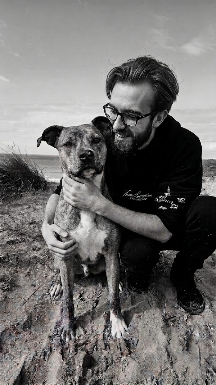 Nicolas et son chien sur une plage de la Côte d'Opale